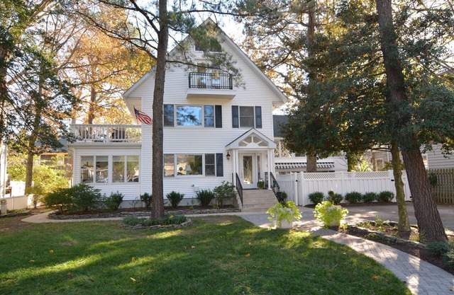 Downtown Rehoboth Beach 1.5 Blocks to the Beach Sleeps 19 w/Parking