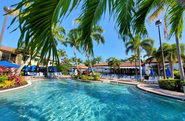 Downtown Resort Condo: Shops, Restaurants & the Beach. Fantastic Amenities!