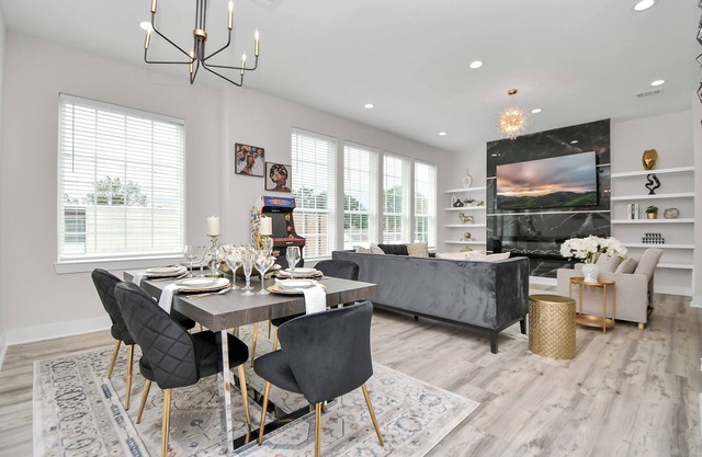 Downtown Retreat with Golf, Arcade & Rooftop View with AC, WiFi