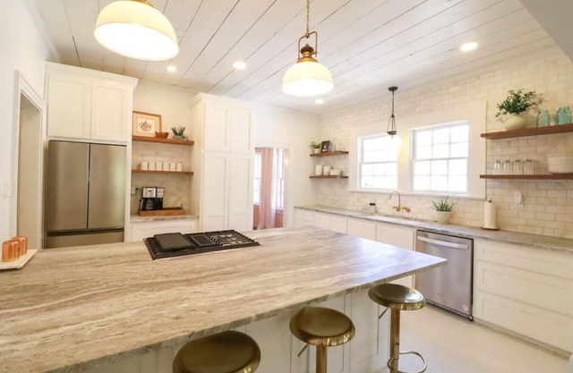 Downtown Riverside Oasis: Deck, Hot Tub & More!