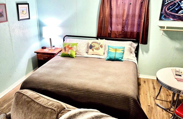 Downtown Saint Jo | KING bed | sleeps 2