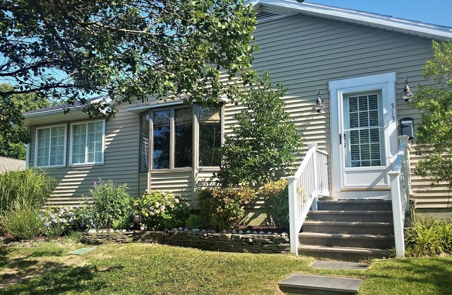 Downtown sfh, private yard, walk to everything! Beach gear & Bikes included!