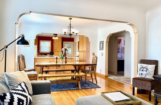 Downtown Spacious Charming 5 Bedroom Retreat In The Heart of Mt. Shasta.