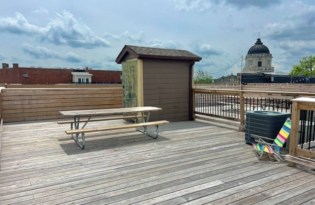 Downtown studio apartment with ROOFTOP DECK