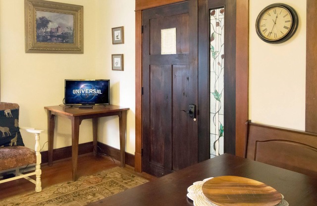 Downtown Suite! (Farmer's Suite)