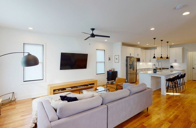 Downtown, Three-Story Home w/Free WiFi, Central A/C, Private Washer/Dryer, Deck