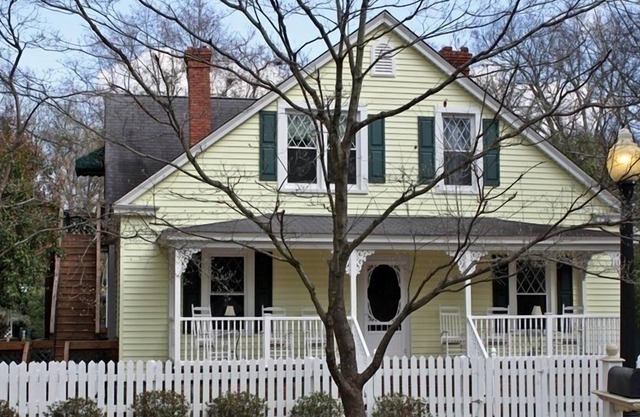Downtown Townhouse 1 King Bedroom, 1 Queen Upstairs Home.