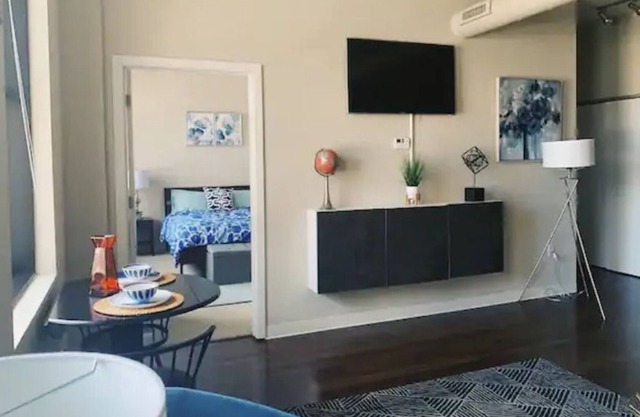 Downtowns 1st Skyscaper!Cozy home w/Gym & Parking!