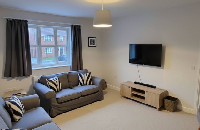 Dragonfly Abodes 4-Bed Sleeps 9 for teams in Bristol Near MoD + Parking