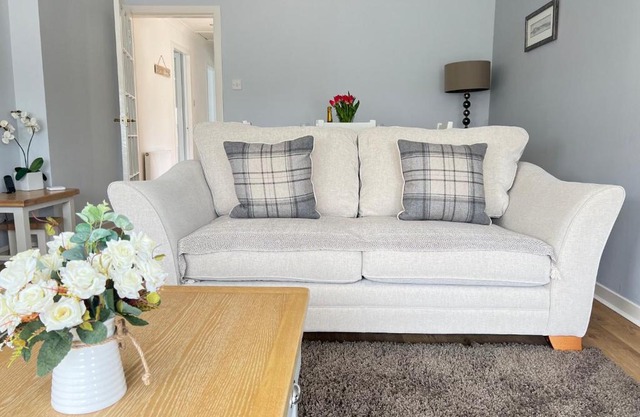 Dragonfly - HOT TUB luxury two bedroom cottage