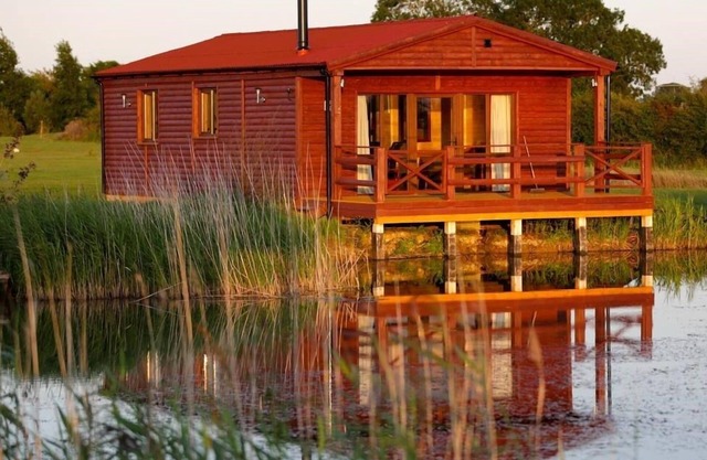 Dragonfly lodge -2BR log cabin with Lake view