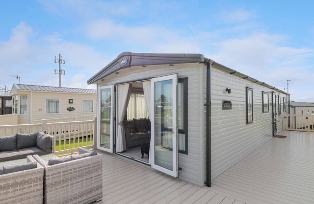 DRAKE 11, pet friendly, country holiday cottage in Cayton Bay