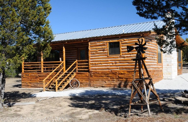 Dream Away Cabin - Cedar Log Cabin - 2BR - 3 Acres - Walk to Lake,