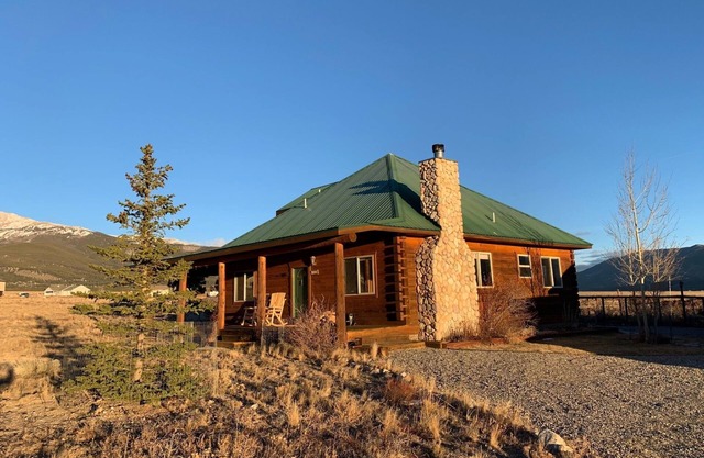 Dream cabin w/stunning views near hot springs & town!