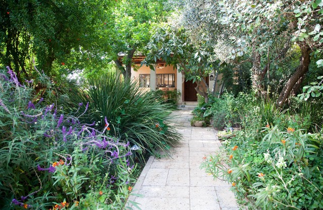 Dream home away from home .15 min from beach and Tel Aviv. Close to everything