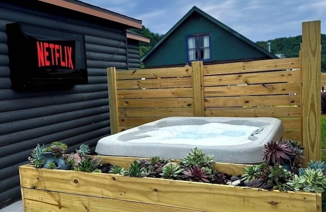 Dream Maker | River Cabin+ Hot Tub w/TV+ Pickleball