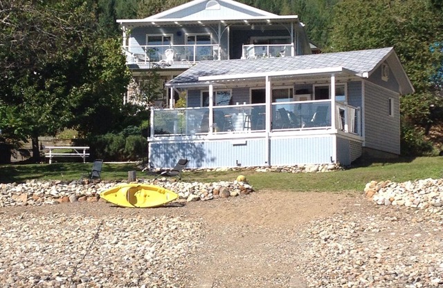 Dream Vacation On The Lake, Family Friendly. Right on the beach.