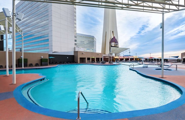 Dream Vegas Vacation! 2 Elegant Units, Pool, Bar & Restaurants, Casino