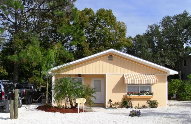 Dreamsicle Beach Cottage. Near beach & restaurants. Pet friendly+large backyard.