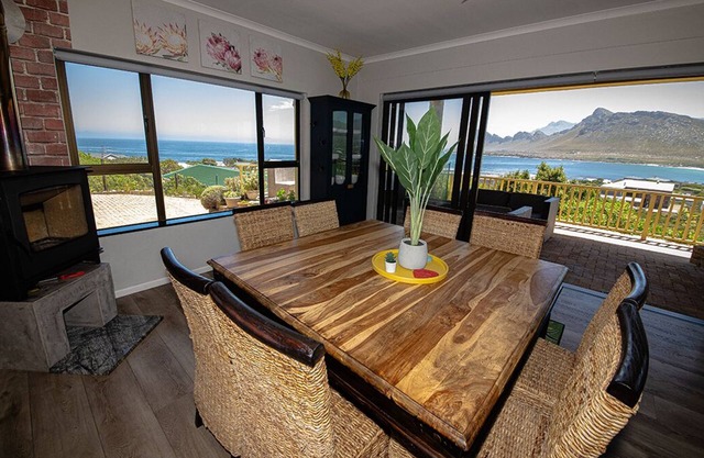 Dreamview Family Suite @ The Butterfly Villa : Spectacular views in Pringle Bay