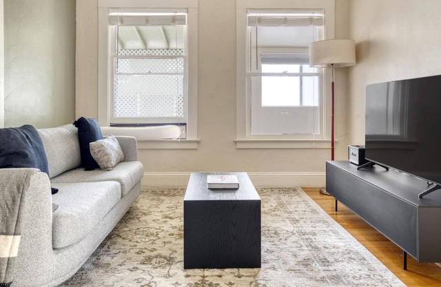 Dreamy Burlingame 1BR House w/ A/C & W/D, nr Caltrain, by Blueground