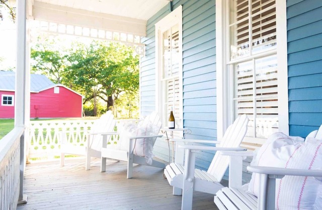 Dreamy Farmhouse Vibes Only 2 Miles to Round Top | The Poppy