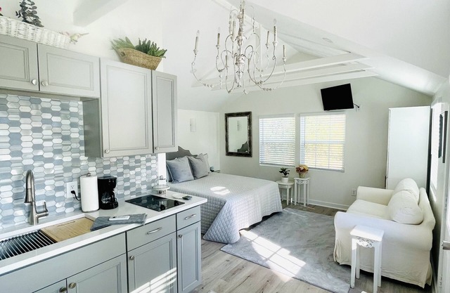 Dreamy Guest house on our 8 acre property!