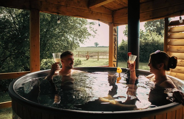 Dreamy Lakeside Lodge | Couples Getaway | Wood-Fired Hot Tub under the Balcony!