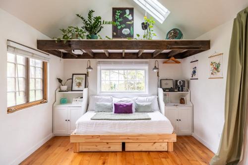 Dreamy Tiny House Cottage with Hot Tub and Garden Patio
