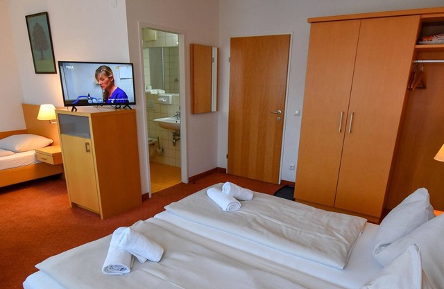 Dreibettzimmer, Bad, WC, Wohn-/schlafraum - Motel55 - Roomrent55