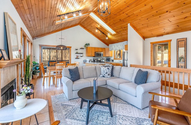 Driftless Haus: Cozy & Secluded Retreat | Hot Tub | Firepit | All Ensuites
