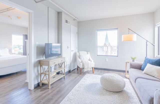 Driftwood - 1BD/1BA in the East Village with Stunning Views of Downtown