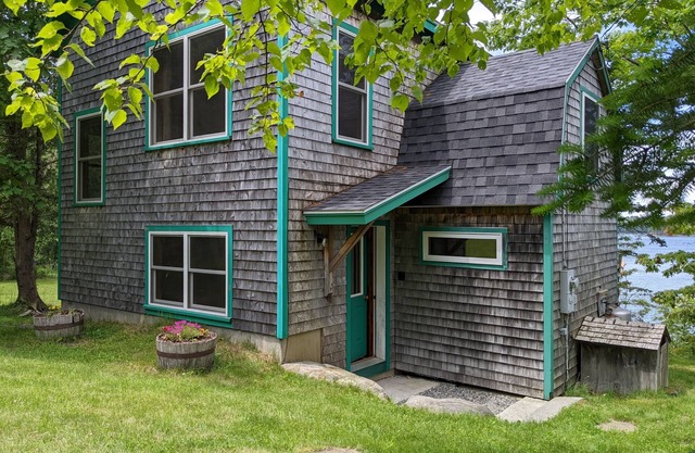Driftwood Cottage; cozy oceanfront, 2 Kayaks, Wood Stove, Porch, Sunsets.