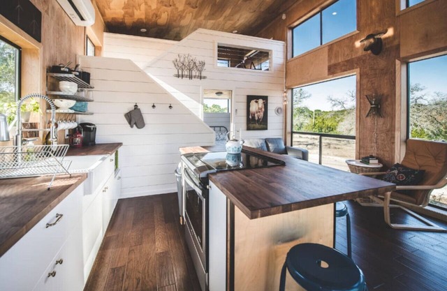 Driftwood Dream, Hill Country cabin w Loft & Light