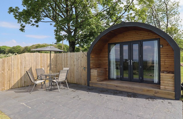 DRYFE LODGE, pet friendly, character holiday cottage in Lockerbie