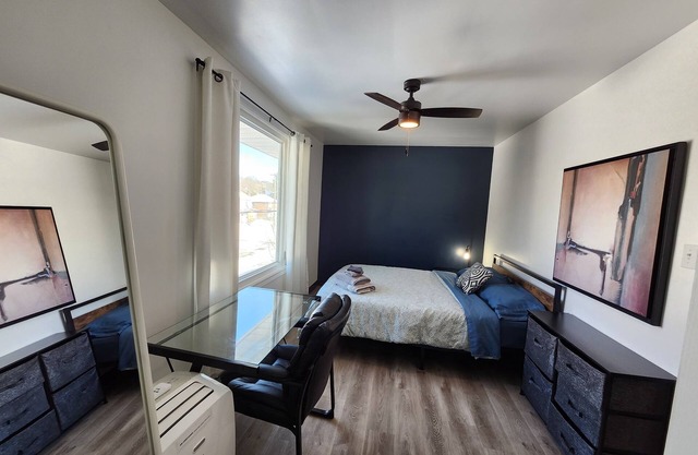 DT modern 2 bedroom Apt - Laundry+Parking