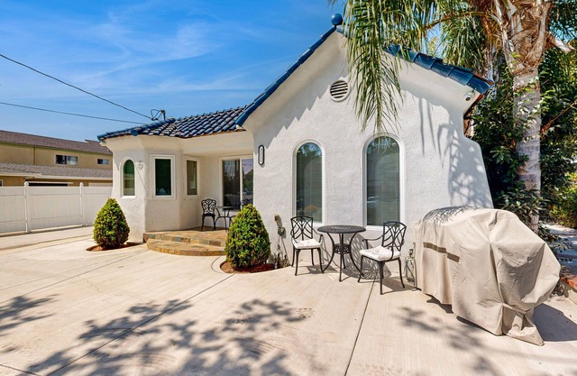 Dual homes with 2 full kitchens, fast WiFi, fireplace, & patio - dog-friendly