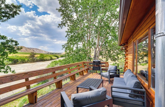 Dubois Riverfront Lodge w/On-Site Fishing & Views