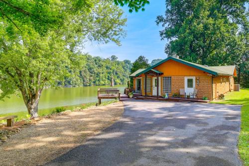 Duck and Bugs Cabin on Boone Lake with Boat Dock!