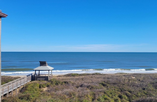 Duck Tales - Oceanfront : Steps from the beach : Newly renovated!