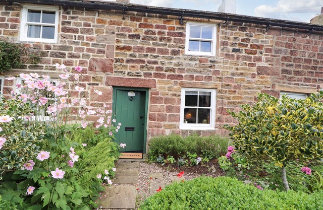 DUCKDOWN, pet friendly, character holiday cottage in Hurst Green