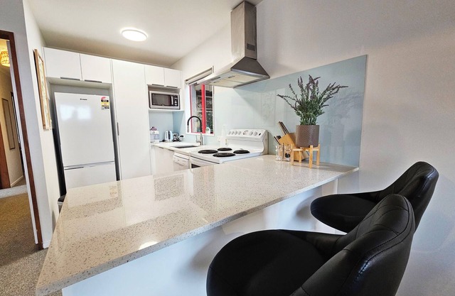 Duel Apartment, 5 Beds, 2 car parking!
