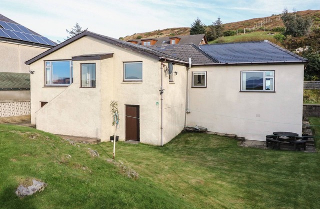 DUNIRA, pet friendly, character holiday cottage in Mallaig