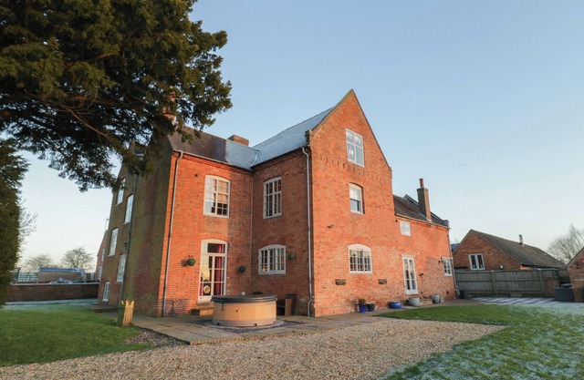 DUNNIMERE FARMHOUSE, pet friendly, with hot tub in Tamworth
