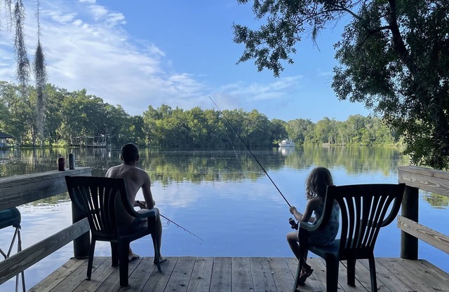 Dunns Creek Fishing retreat with dock. 5 minutes from boat ramp