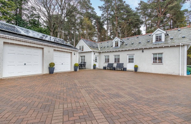 DUNSTAFFNAGE COTTAGE, family friendly in Grantown-On-Spey