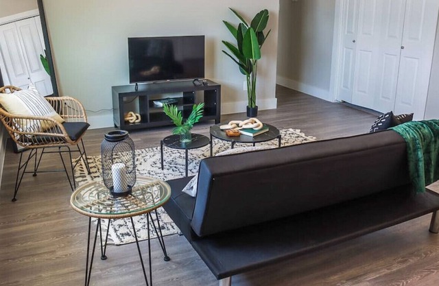 Duo Dreams offers you the ultimate Houston experience with comfort, class, and style.