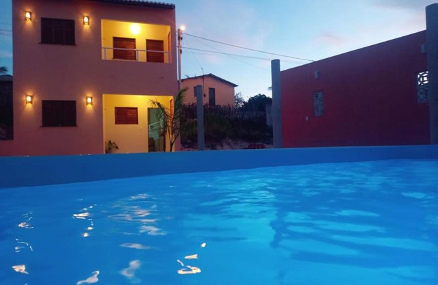 Duplex de 2 quartos com ar condicionado , piscina e estacionamento