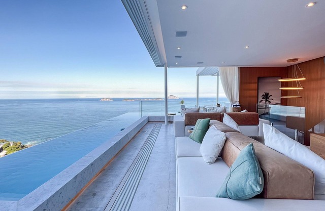 Duplex penthouse with infinity pool and panoramic ocean views
