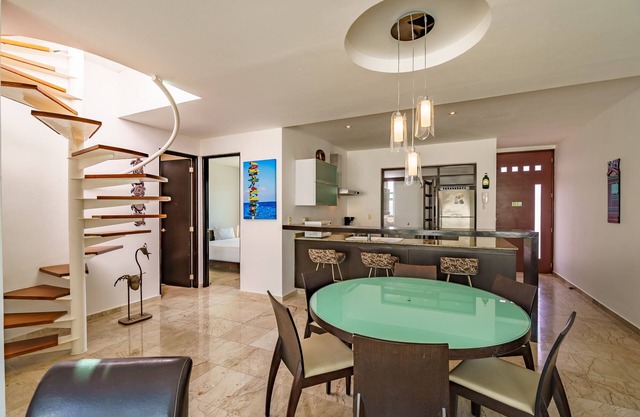 Duplex w/Rooftop Plunge Pool – Walk to Beach